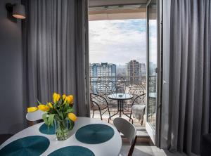 敖德萨Apartments Belietazh的阳台的黄色花桌