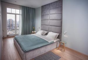 敖德萨Apartments Belietazh的一间卧室设有一张大床和一个窗户。