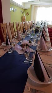 克雷姆尼察中央酒店的长桌,上面有酒杯和餐巾