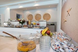 米克诺斯城赞尼斯酒店的厨房里装有水果碗的柜台