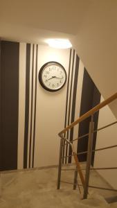 穆希纳Willa Karo的楼梯旁墙上的时钟