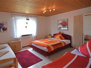 阿滕多恩Flat with private pool in Sauerland的一间卧室设有一张床和一个窗口