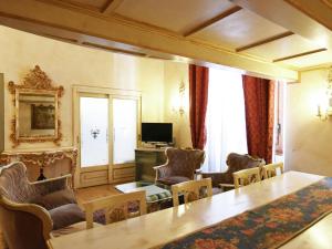 佛罗伦萨德梅迪西公寓的配有桌椅和电视的客房