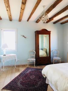威尼斯Casa Mongolfiere Venezia的一间卧室配有一张床、镜子和一张桌子