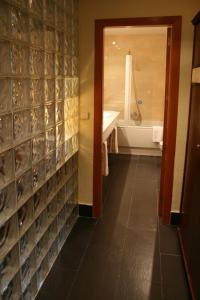 索托德尔雷亚尔普拉多酒店的带浴缸、盥洗盆和卫生间的浴室