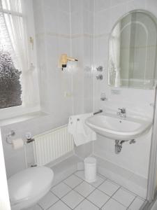 诺德施泰特霍伊贝格酒店的白色的浴室设有水槽和卫生间。