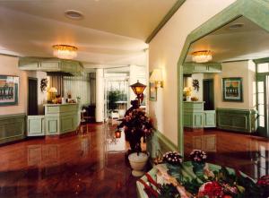 诺德施泰特霍伊贝格酒店的大堂设有大镜子和鲜花