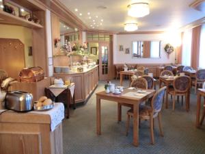 诺德施泰特霍伊贝格酒店的一间带桌椅和柜台的餐厅