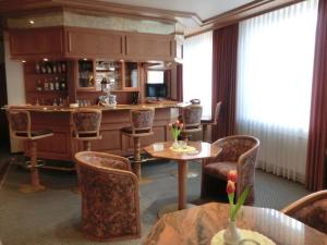 诺德施泰特霍伊贝格酒店的客房设有带桌椅的酒吧。