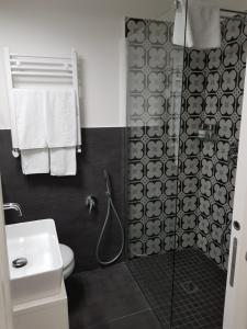 那不勒斯艺术街酒店的带淋浴、卫生间和盥洗盆的浴室