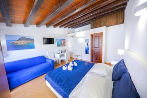 切法卢Cefalu in Blu的客厅配有蓝色的沙发和蓝色的床