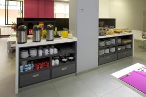 阿瓜尔达维拉德瓜达酒店的厨房配有带杯子和餐具的柜台