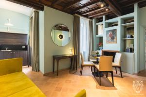 罗马斯帕达公寓式酒店的一间带桌椅和镜子的用餐室