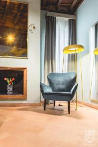 罗马斯帕达公寓式酒店的带壁炉的客房内的蓝色椅子