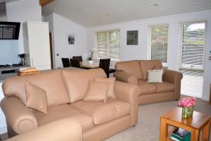 本莱赫Ein Yfory的客厅配有2张棕色沙发和1张桌子