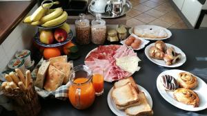 罗韦雷托Le Cicogne的餐桌上放有食物和水果盘
