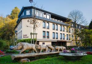 格伦德霍夫布瑞马尔酒店的一座建筑物前三头羊的雕像