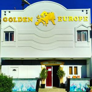 达哈布Golden Europe Hotel的一座有金氟化物标志的建筑物