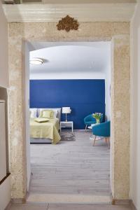 杜布罗夫尼克吉隆旅馆的一间卧室设有蓝色的墙壁和一张床