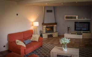 IgantziAizalegia的客厅配有橙色沙发和壁炉