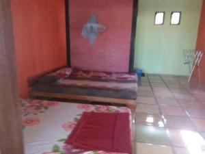 巴图卡拉苏珊民宿的一间设有两张床和粉红色墙壁的客房