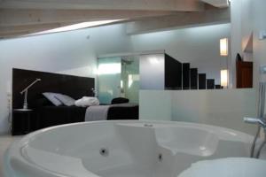 普韦布拉桑纳比亚波萨达真实拉帕斯卡酒店的带浴缸的浴室和卧室