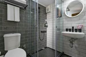 台中市MINI HOTELS(逢甲館)的带淋浴、卫生间和盥洗盆的浴室
