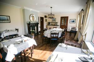 杜林莫洛尼之家住宿加早餐旅馆的一间带桌椅和壁炉的用餐室