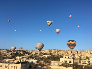 格雷梅凯末尔旅馆的一群热气球飞越城市