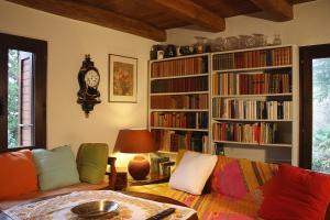 GudoTenuta Casa Cima - tenutacasacima com -的客厅配有沙发和墙上的时钟