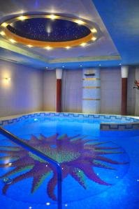 格拉多蕾佳娜酒店的大房间的一个大型游泳池