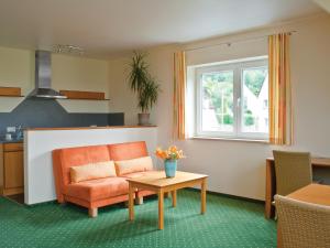 施奈塔赫伊格沃特伯格霍夫酒店的客厅配有沙发和桌子