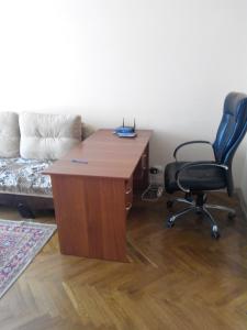 基辅Comfortable flat near the Dnieper river in Kyiv的一张桌子和一张椅子,位于一个配有沙发的房间