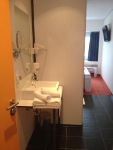 维也纳新村HB1 Budget Hotel - contactless check in的一间带水槽和镜子的浴室