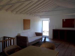 Santo AntónioCasa do Alto的客厅配有沙发和桌子
