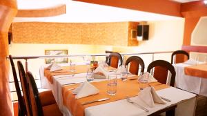 贝尔科维察Hotel Restaurant Vodenitsata的用餐室配有带玻璃杯和餐巾的桌子