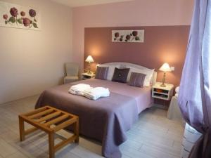 Saint-Hilaire-de-Court约奇尔住宿加早餐旅馆的一间卧室设有一张大床和两个床头柜