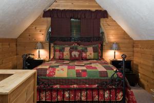杰克逊Inn at Ellis River的一间卧室配有一张带红色和绿色被子的床