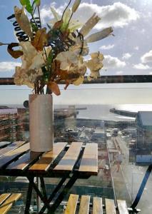 斯旺西Sail view apartment的坐在桌子上的一个花瓶