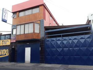卡拉马Hotel Aymara的街上有蓝色门的建筑
