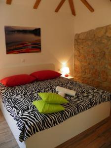 科洛塞普Romantic apartment的一间卧室配有带灯的斑马印花床