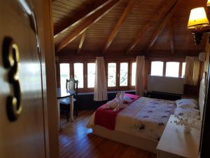 斯库台Hotel Vataksi的卧室配有一张床、一张书桌和窗户。
