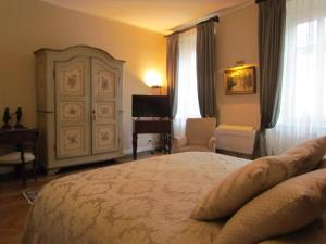 科莫亚婆罗多圣安格斯蒂诺住宿加早餐旅馆的一间卧室配有一张大床和一架钢琴
