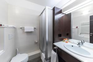 伊莫拉唐纳特洛伊莫纳酒店的一间带水槽、卫生间和淋浴的浴室