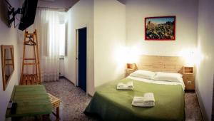 滨海波利尼亚诺Casa della Nonna Polignano a mare的一间卧室配有绿床和毛巾