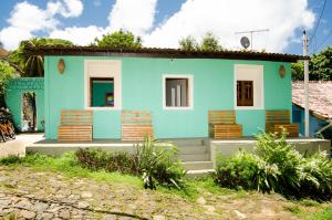 费尔南多 - 迪诺罗尼亚Ilha Hostel的蓝色的小房子
