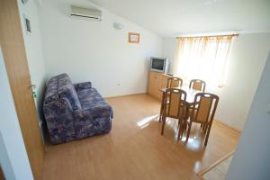 乌马格Apartments Maric with parking的客厅配有沙发和桌椅