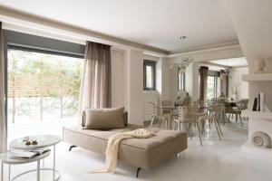 雅典Elaia Luxury Condo Glyfada的客厅配有沙发和桌子