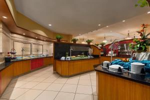 奥兰多Buena Vista Suites Orlando的一间供应盘子和菜肴的自助餐厅