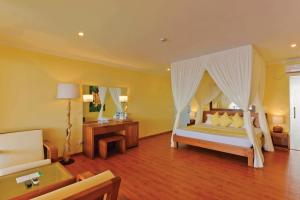 芭环礁马尔代夫梦乡度假村的一间卧室配有一张带天蓬的床